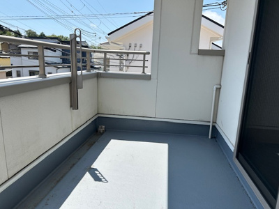 【バルコニー】 | 小倉台１丁目　中古戸建 | 陽当り・通風良好です。幅も広いのでたくさんの洗濯物やお布団など干せます。