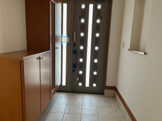 【玄関】 | 小倉台１丁目　中古戸建 | 明るく高級感のある玄関が皆様をお迎えしてくれます。