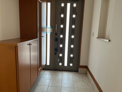 【玄関】 | 小倉台１丁目　中古戸建 | 明るく高級感のある玄関が皆様をお迎えしてくれます。