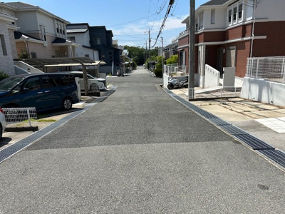 【前面道路含む現地写真】 | 小倉台１丁目　中古戸建 | 前面道路との高低差のない平坦地なので駐車も楽々です。