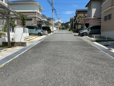 【前面道路含む現地写真】 | 小倉台１丁目　中古戸建 | 南側道路に面しており、幅員6ｍございます。