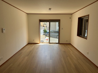 【居間・リビング】 | 小倉台１丁目　中古戸建 | 陽当りの良い、明るいリビングです。