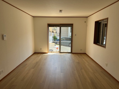 【居間・リビング】 | 小倉台１丁目　中古戸建 | 陽当りの良い、明るいリビングです。
