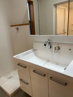 【独立洗面台】 | 小倉台１丁目　中古戸建 | 洗面台も新調しております。収納も多くすっきり片付きます。