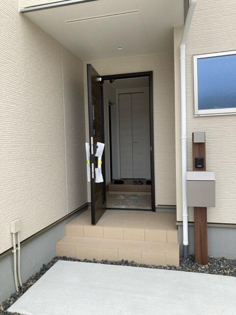 名古屋市守山区大字上志段味字東谷の新築一戸建の玄関|開ければ広がる、閉じれば落ち… 