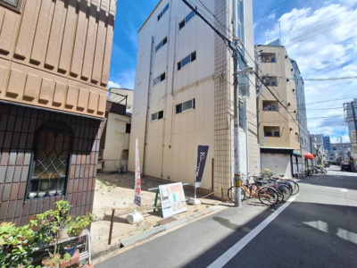 【前面道路含む現地写真】 | 港区弁天４丁目条件付き売地 | 南東向き、幅6mの道路で明るい雰囲気です。