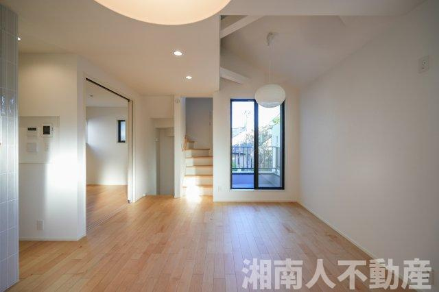 藤沢市鵠沼松が岡４丁目５－１４新築戸建の居間・リビング|こちらのリビングで趣味の時間をお楽しみください