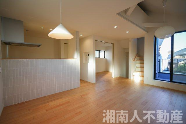 藤沢市鵠沼松が岡４丁目５－１４新築戸建の居間・リビング|こちらの居間で趣味の時間をお楽しみください