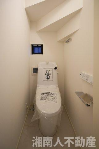 藤沢市鵠沼松が岡４丁目５－１４新築戸建のトイレ|落ち着いた色調のトイレです