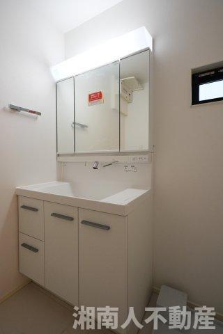 藤沢市鵠沼松が岡４丁目５－１４新築戸建の独立洗面台|独立洗面台、小物を置くことができて便利です