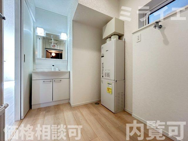 【新築戸建】札幌市北区北26条西15丁目3棟の独立洗面台|広範囲を映すだけではなく、両サイドのミラー裏に収納棚を設け、洗面道具をスッキリ収納できる三面鏡タイプを採用しています。