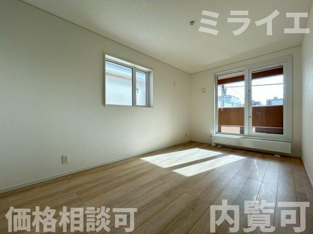 【新築戸建】札幌市北区北26条西15丁目3棟の洋室|2階洋室にはルーフバルコニーが設置されています。
