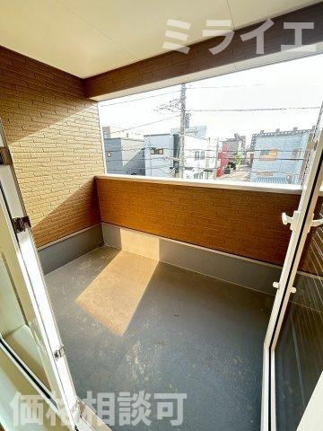 【新築戸建】札幌市北区北26条西15丁目3棟のバルコニー|屋根付で雨・雪が入りにくいルーフバルコニーを採用しています。洗濯物干しだけではなく椅子を置いてのんびり過ごせる広さです。