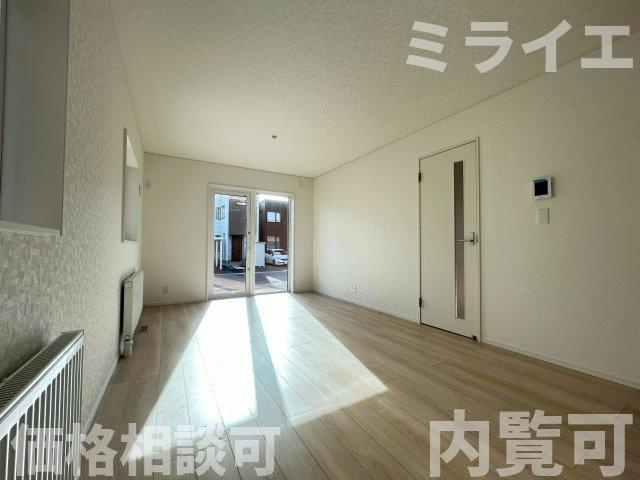 【新築戸建】札幌市北区北26条西15丁目3棟の居間・リビング|リビングが見渡せる対面キッチンを採用。内装(壁・床・建具)は白を基調とし、明るい雰囲気となっています。