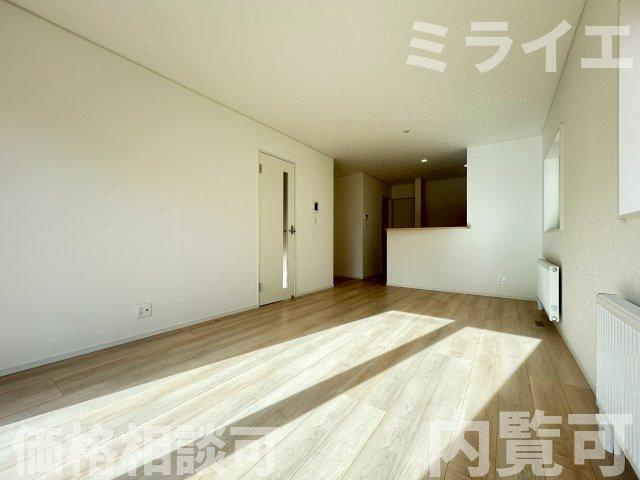 【新築戸建】札幌市北区北26条西15丁目3棟の居間・リビング|リビングが見渡せる対面キッチンを採用。内装(壁・床・建具)は白を基調とし、明るい雰囲気となっています。