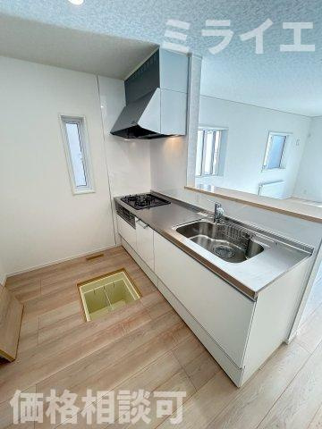 【新築戸建】札幌市北区北26条西15丁目3棟のキッチン|広々システムキッチンは、シンク・調理部分だけではなく、小物から大きな調理器具まで収納でき、出し入れもスムーズな収納充実プランを採用。食洗器設置可能。床下収納あり。