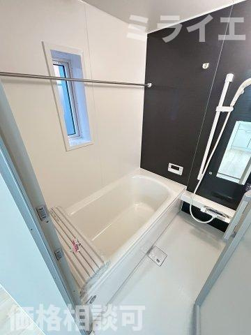 【新築戸建】札幌市北区北26条西15丁目3棟の浴室|エコベンチ浴槽で満水時約35Lの節水が可能。半身浴が楽しめ小さなお子様もベンチ部分がステップとなり浴槽への出入りがしやすい形状です。追焚機能・浴室乾燥機能も完備しています。