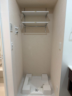 【展望】 | 洗面所内、洗面化粧台横にある室内洗濯機置き場です♪防水パンが付いているので万が一の漏水にも安心です！上部には便利な収納棚付き♪