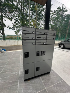 【その他共用部分】 | 共用エントランスには宅配BOXがあるので荷物の受け取りもスムーズに♪再配達を依頼する手間が省けます☆