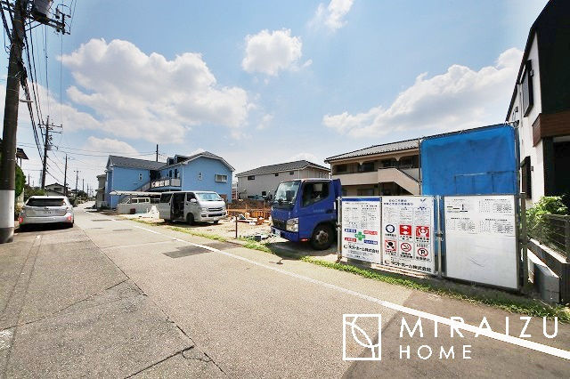 【前面道路含む現地写真】 | シンプルかつ見た目の良いきれいな物件です。永く住むからこそ飽きのこないデザインになっています♪
