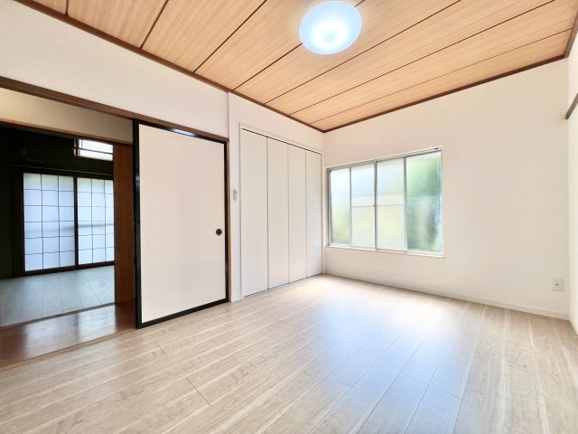 磐田市豊島の洋室|2面採光で陽当り良好です。
