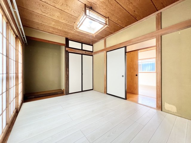 磐田市豊島の洋室|6帖洋室は落ち着いた空間！障子を開けると目の前には庭が広がり、季節の移り変わりを感じられます！
