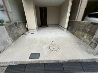 【駐車場】 | 香ヶ丘町１丁　中古戸建 | 収納スペース充実してますよ！綺麗な室内が保てますね！