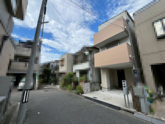 【前面道路含む現地写真】 | 香ヶ丘町１丁　中古戸建 | 食品館アプロまで徒歩４分！
万代まで徒歩１４分！
業務スーパーまで徒歩１４分！
毎日のお買い物に便利ですね♪
その日の特売日などでスーパーを選べますね！