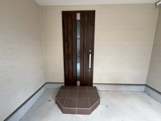 【玄関】 | 香ヶ丘町１丁　中古戸建 | 広くて明るい玄関！シューズボックスに収納できるので綺麗に整理整頓できますよ！