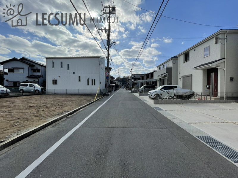 姫路市八代本町2丁目/売土地の前面道路含む現地写真