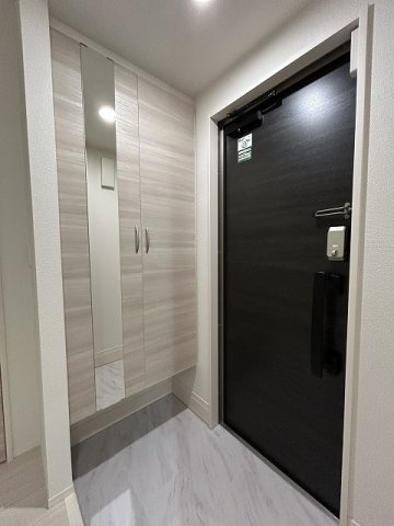 D-ROOM東花園の玄関