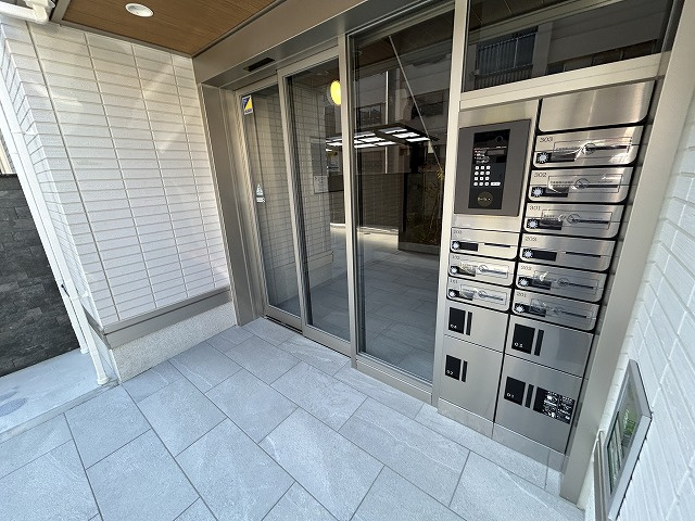 D-ROOM東花園のエントランス