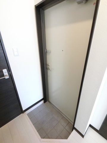 寿マンションの玄関