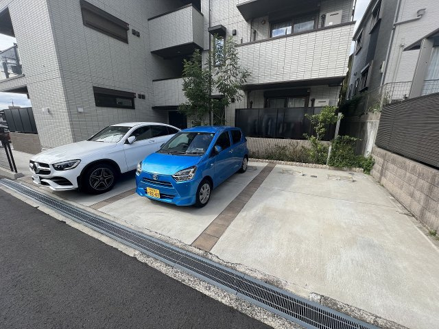 SOLEADOの駐車場