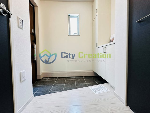 平塚市平塚１期  新築戸建全２棟　2号棟の玄関