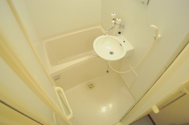 レオパレス神屋町の浴室