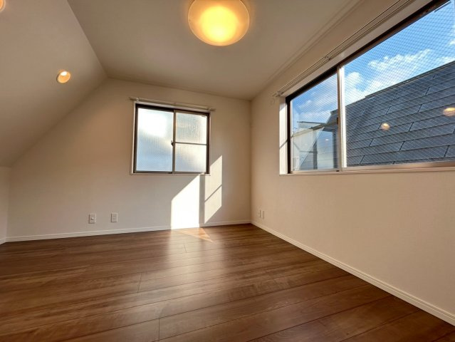 練馬区北町2丁目　中古戸建の洋室|全居室２面採光のため、日差しが差し込む明るいお部屋です！
2025.08.31撮影

ご内見希望・資料請求などお気軽にお問い合わせ下さい！
03-5990-5201