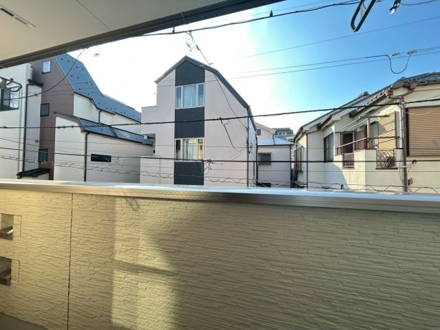 練馬区北町2丁目　中古戸建のバルコニー|バルコニーが西向きのため、陽の当たる時間が長く冬でも暖か！
2025.08.31撮影

ご内見希望・資料請求などお気軽にお問い合わせ下さい！
03-5990-5201