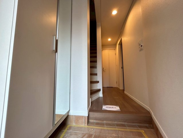 練馬区北町2丁目　中古戸建の玄関|お出かけ前の身だしなみチェックに役立つ鏡と収納完備の玄関です。
2025.08.31撮影

ご内見希望・資料請求などお気軽にお問い合わせ下さい！
03-5990-5201