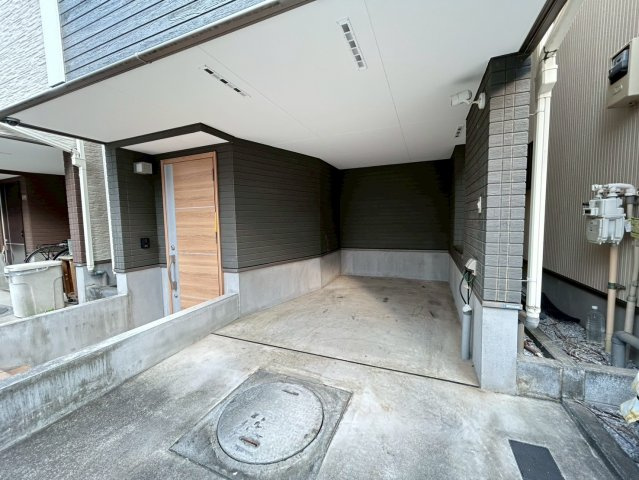 練馬区北町2丁目　中古戸建の駐車場|雨でも大切な車が濡れないビルトインガレージです。
2025.08.31撮影

ご内見希望・資料請求などお気軽にお問い合わせ下さい！
03-5990-5201