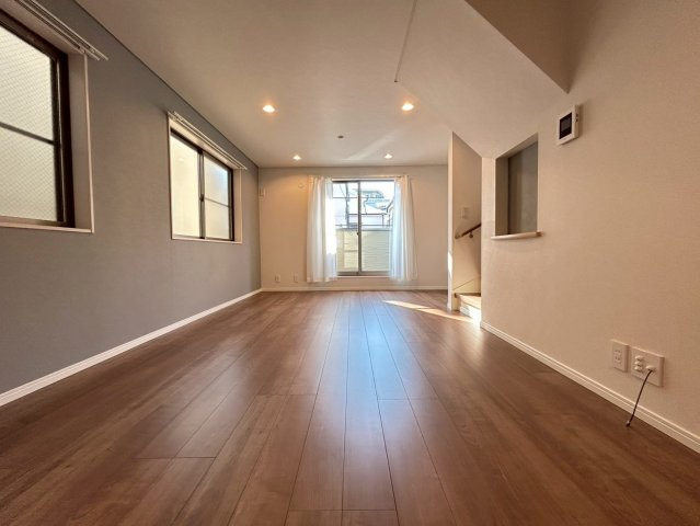 練馬区北町2丁目　中古戸建の居間・リビング|2階リビングは外からの視線が気にならない、寛ぎのプライベート空間！
2025.08.31撮影

ご内見希望・資料請求などお気軽にお問い合わせ下さい！
03-5990-5201