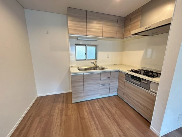 練馬区北町2丁目　中古戸建のキッチン|使いやすいＬ字型のキッチン！移動距離が少ないのがポイント。
2025.08.31撮影

ご内見希望・資料請求などお気軽にお問い合わせ下さい！
03-5990-5201