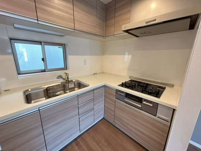 練馬区北町2丁目　中古戸建のキッチン|窓のある明るいキッチン。毎日使うキッチンだからこそ、「明るく使いやすく」が一番ですね！
2025.08.31撮影

ご内見希望・資料請求などお気軽にお問い合わせ下さい！
03-5990-5201