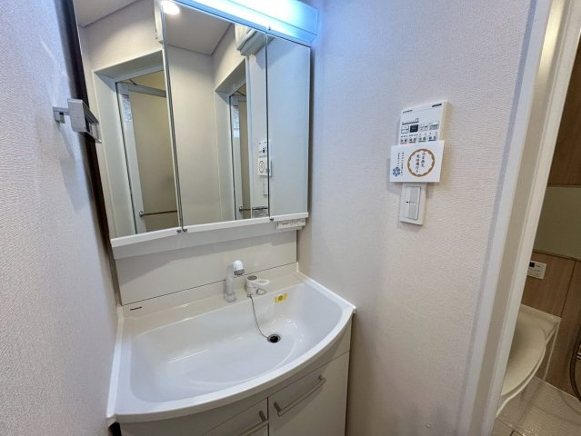 練馬区北町2丁目　中古戸建の独立洗面台|三面鏡の裏には収納が付いているため、スムーズに身支度が完了します！
2025.08.31撮影

ご内見希望・資料請求などお気軽にお問い合わせ下さい！
03-5990-5201