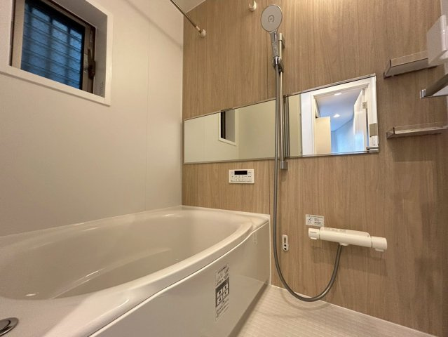 練馬区北町2丁目　中古戸建の浴室|浴室乾燥機付きのため、雨の日の洗濯物干しやカビの予防にも役立ちます。
2025.08.31撮影

ご内見希望・資料請求などお気軽にお問い合わせ下さい！
03-5990-5201