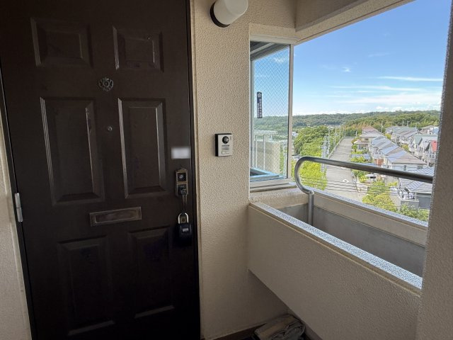 研究学園5団地・526号棟の玄関