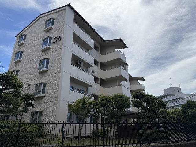 研究学園5団地・526号棟の外観