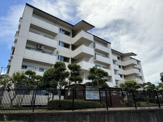 研究学園5団地・526号棟の外観