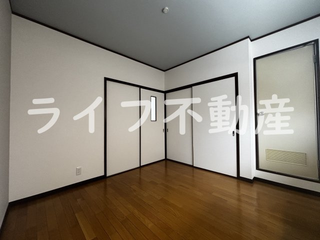 ハイツ松風の洋室|落ち着いた色調の洋室です