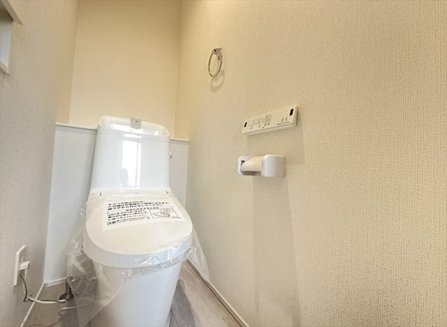 【トイレ】 | 朝霞市宮戸3丁目　新築一戸建住宅　全2棟　(丸井志木店) | 2階トイレ／衛生用品やトイレットペーパー、掃除グッズの保管に便利な壁面収納でスッキリしたトイレ空間を維持できます。